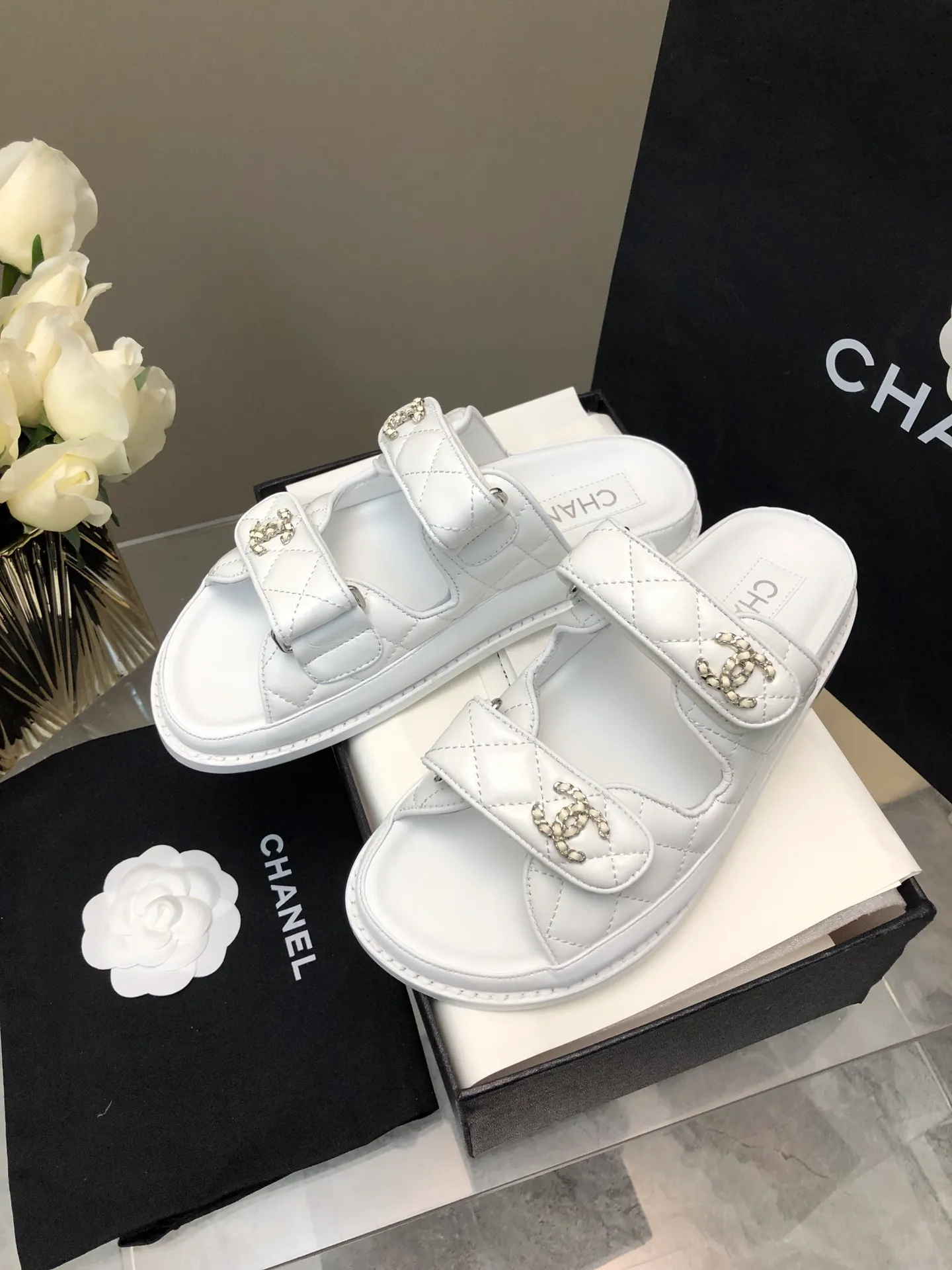 👟👟Ex-factory price p480👟👟 2024 chanel 24p new sandals Xiaoxiang Velcro slippers 24 spring and summer new products The transformation of the classic model is so beautiful! Diamond platform platform sandals, slippers, elegant and noble, comfortable and versatile. Upper: lambskin. Foot pad: sheepskin. Sole: cowhide bottom. Size: 35-41. Top quality.